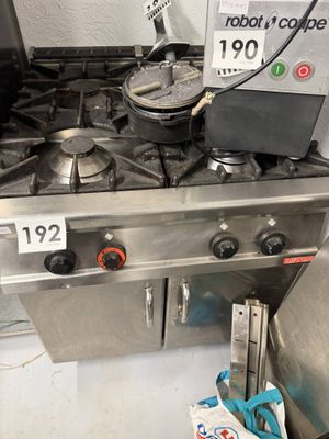 une cuisinière sur laquelle est posée une poêle