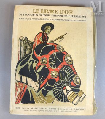 un vieux livre sur lequel figure l'image d'un homme chevauchant un éléphant