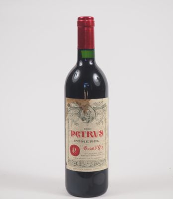 une bouteille de vin posée sur une table