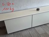 un meuble blanc sur lequel est posée une télécommande