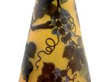 un vase jaune orné de motifs noirs et blancs