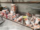 un tas de ciment posé sur une palette dans un entrepôt