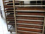 de nombreuses étagères remplies de plateaux en bois dans la cuisine