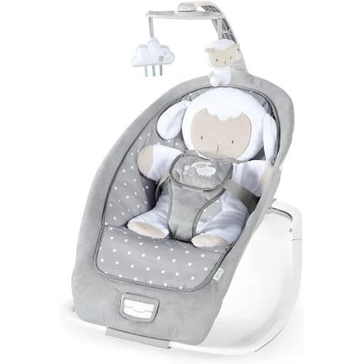 une balancelle pour bébé avec une peluche dedans