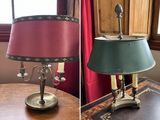 deux photos d'une table sur laquelle se trouvent une lampe et un livre