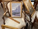 une table avec des photos posées dessus, dans une pièce