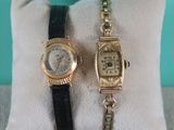 une paire de montres-bracelets pour femme posées sur un coussin