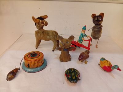 beaucoup de jouets posés sur une table blanche