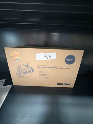 une boîte posée sur une table, avec la photo d'un bébé à l'intérieur