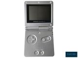 une Game Boy argentée avec un écran noir sur fond blanc