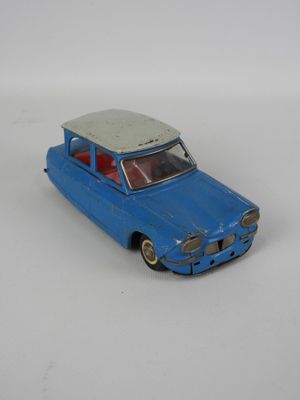 une petite voiture bleue avec un toit blanc posée sur une surface blanche