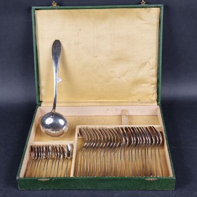 des couverts dans un étui vert, avec une cuillère et un repose-cuillère