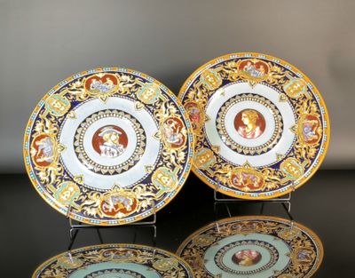 deux assiettes avec l'image d'un homme et d'une femme