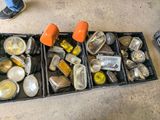 un plateau contenant divers objets, posé par terre