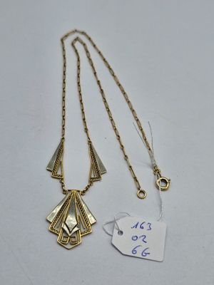 un gros plan sur un collier et une étiquette posés sur une table