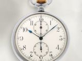 une montre de poche en argent avec un cadran blanc et une trotteuse bleue
