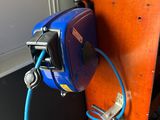 un tuyau bleu relié à un appareil bleu et noir
