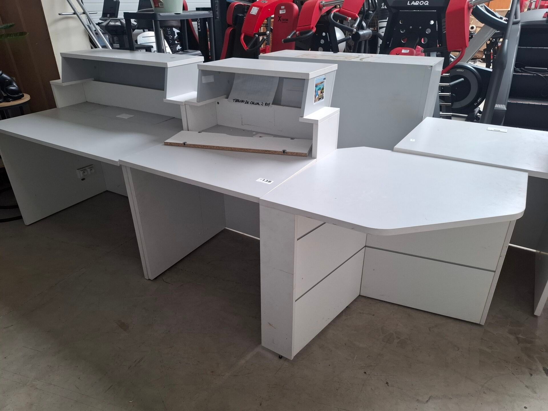 Meuble comptoir accueil à gradin 4 modules lamifié blanc et gris