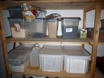 une étagère en bois sur laquelle sont posés des récipients en plastique