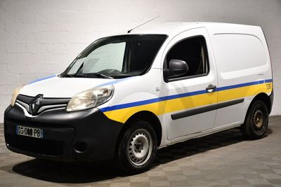 une photo d'une camionnette blanche ornée d'une bande jaune et bleue