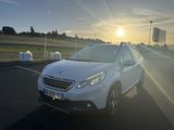 une voiture blanche garée dans un parking