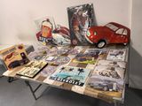 une table sur laquelle se trouvent de nombreux objets