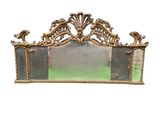une image d'un miroir avec un cadre doré sur un fond blanc