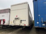 deux semi-remorques garées l'une à côté de l'autre sur un parking