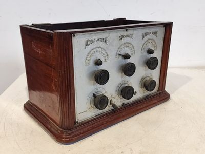 une radio à l'ancienne posée sur une table blanche