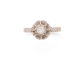 gros plan d'une bague en diamant sur fond blanc