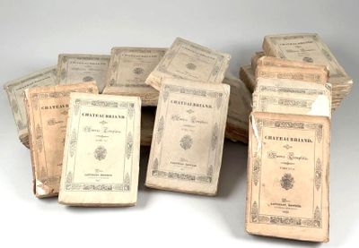 plusieurs vieux livres sont empilés sur une table