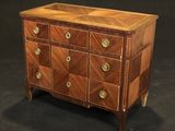 une commode ancienne avec un plateau en bois et des ferrures en laiton