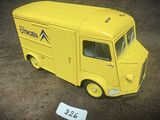 un petit camion jaune posé par terre