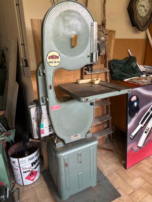 une machine posée sur une table dans une pièce