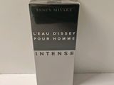 l'image d'un flacon de parfum posé sur une table