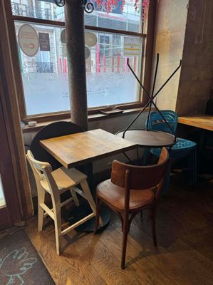 une table et des chaises dans un coin de la pièce