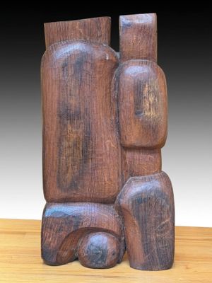 une sculpture en bois représentant un homme et une femme assis sur un banc