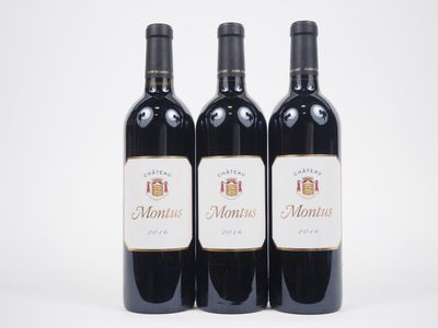 trois bouteilles de vin rouge posées l'une à côté de l'autre sur une surface blanche
