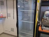 un réfrigérateur qui se trouve dans le coin d'une pièce