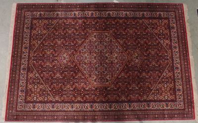 le tapis posé au sol est rouge et marron