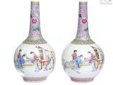 paire de vases chinois ornés de femmes et de fleurs sur fond blanc