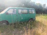 une camionnette verte garée dans l'herbe