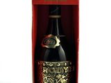 une bouteille de vin dans un coffret rouge portant une étiquette