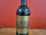 une bouteille de vin posée sur une table en bois