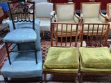 de nombreuses chaises et tabourets dans une pièce recouverte d'un tapis