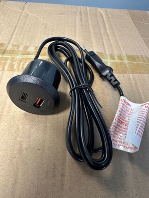 un chargeur posé sur une boîte en carton