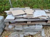 un tas de bois posé sur une palette en bois