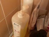 un flacon de lotion et un pot de lotion posés sur un plan de travail