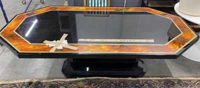 une table sur laquelle se trouve une croix, au milieu d'une pièce