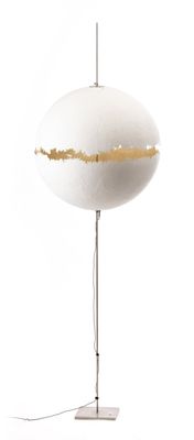 une image représentant une lampe blanche ornée d'une bande dorée